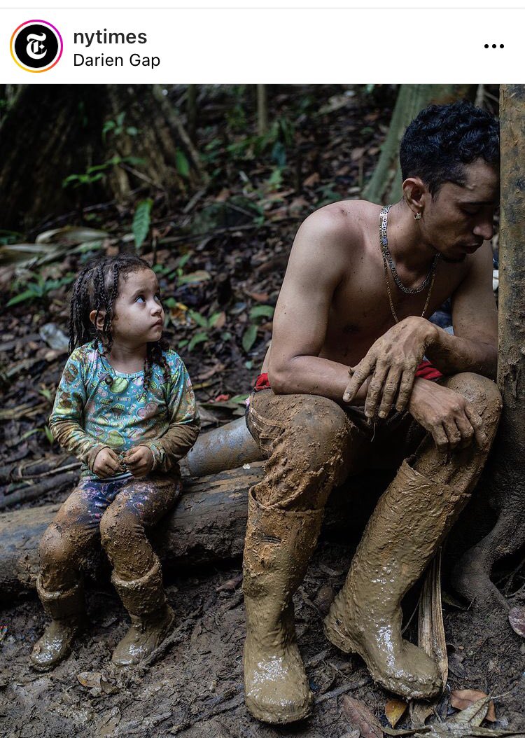 MaryCVieira's tweet photo. Un registro del @nytimes en el Darién. Las imágenes de @julieturkewitz son demoledoras. Venezolanos huyendo 💔 https://t.co/LDQhaAenEE