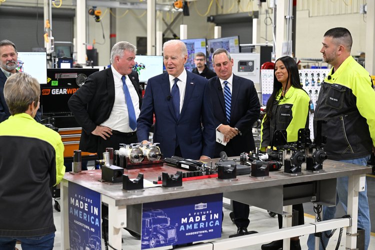 VolvoGroupNA's tweet photo. @VolvoGroupNA hosted President Biden at our Powertrain plant in #HagerstownMD to celebrate #NationalManufacturingDay. Since 2012, we've invested ~$320 million at this site. https://t.co/BtviJdWrKe