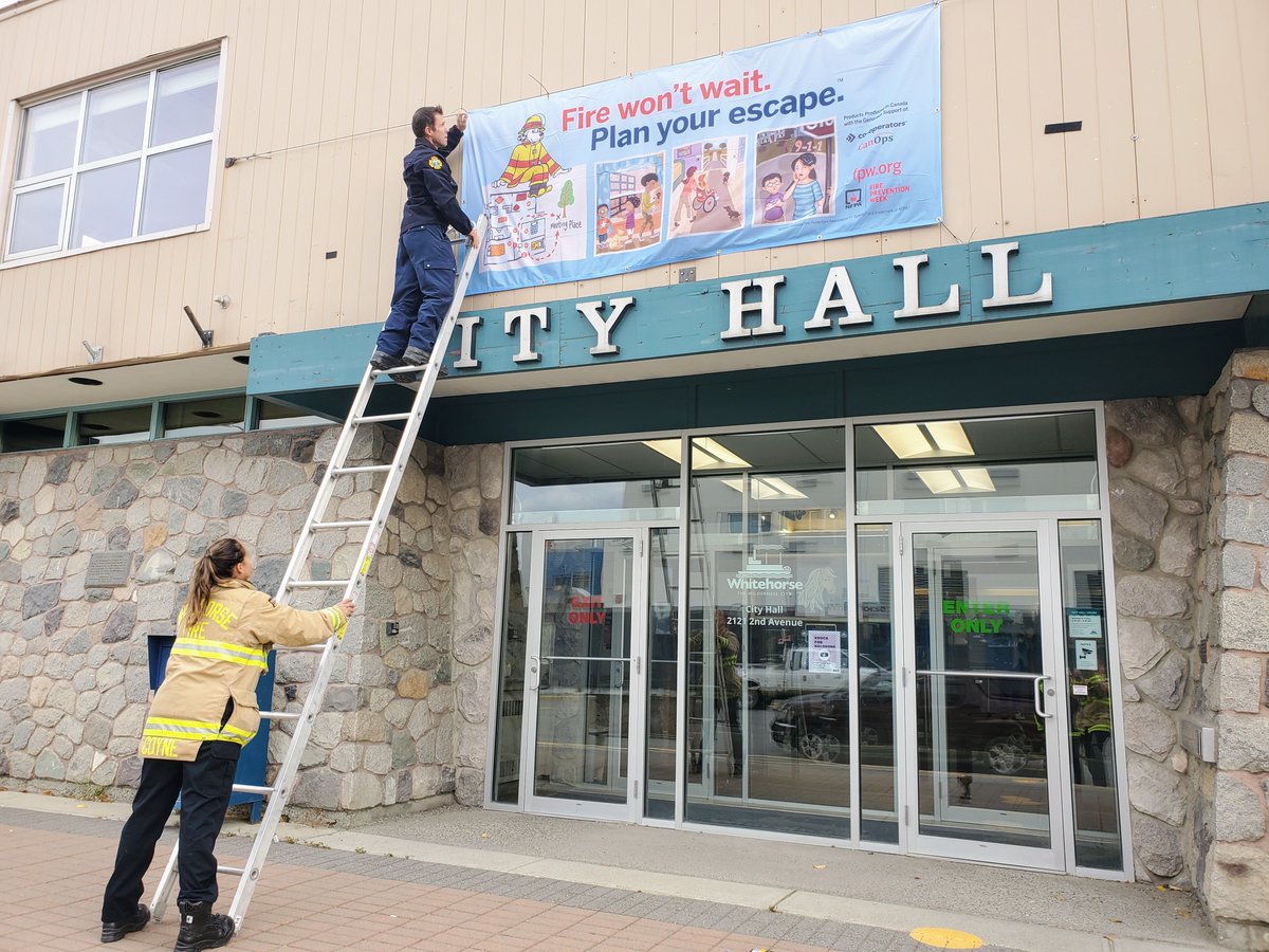 WhitehorseFire1's tweet image. Our team is excited to start preparations for Fire Prevention Week (9-15 Oct).
The theme this year is "Fire won't wait. Plan your escape".
Please join us as we promote key fire safety messaging.
Special thanks to 'C' Platoon for hanging FPW Banners on City Hall. @city_whitehorse
