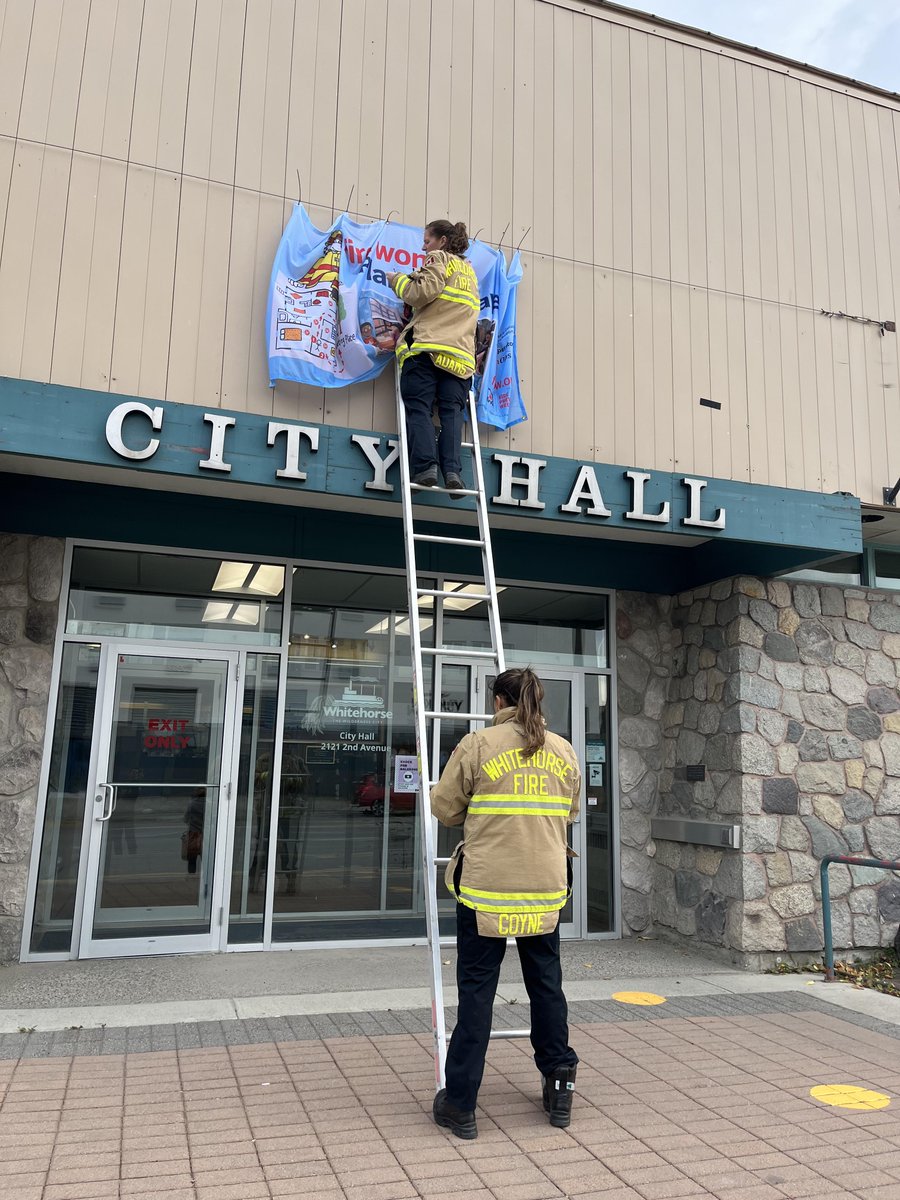 WhitehorseFire1's tweet image. Our team is excited to start preparations for Fire Prevention Week (9-15 Oct).
The theme this year is "Fire won't wait. Plan your escape".
Please join us as we promote key fire safety messaging.
Special thanks to 'C' Platoon for hanging FPW Banners on City Hall. @city_whitehorse