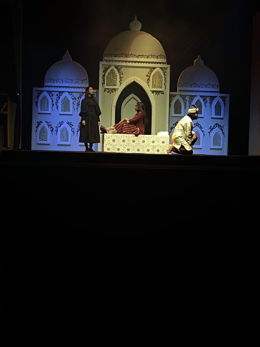 sszs_'s tweet photo. مدري شلون الظروف خلتني احضر مسرحية لنيرمين محسن بس اوك مش بطال https://t.co/jJewzTqri2
