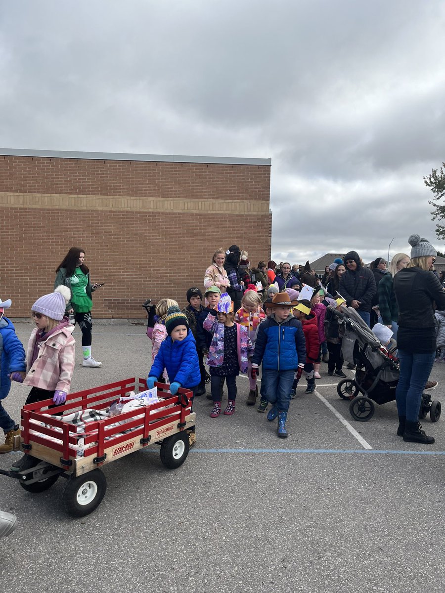 HuroniaCES's tweet photo. The skies cleared and off we went. Over 1000 area students, staff and parents marched from @HuroniaCES to the Elmvale Fall Fair! Celebrating 160 years! Happy Thanksgiving everyone!! @SCDSB_Schools https://t.co/d6JcZi3L00
