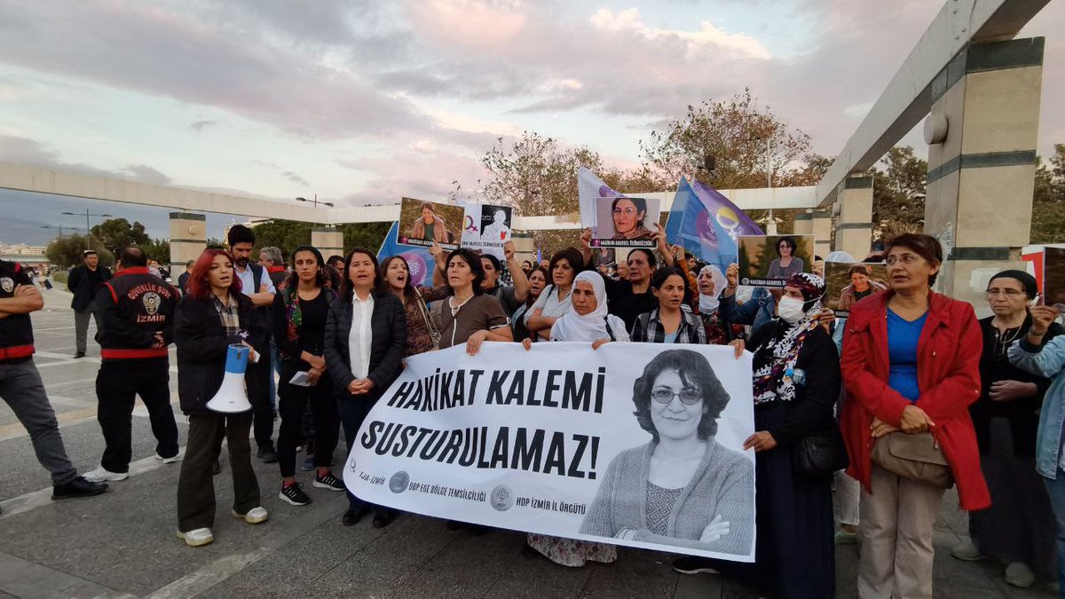 İzmir/ Jineoloji Araştırma Merkezi üyesi ve Jineoloji dergisi editörü akademisyen #NagihanAkarsel, Süleymaniye'de katledildi. Bu katliamı lanetliyor, kadın mücadelesi bu kez'de Nagihan yoldaşımız için ses çıkarıyoruz. Yaşasın kadın dayanışması.