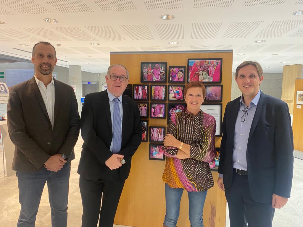 JPardigon's tweet photo. L'#Inde aux mille visages ! Vernissage de l'exposition photos de l'artiste Rueilloise Agnès Cassiere. Des couleurs magnifiques et des expressions saisissantes. Venez les découvrir à la Mediatheque de @villederueil ! https://t.co/NAVIBKqrKJ