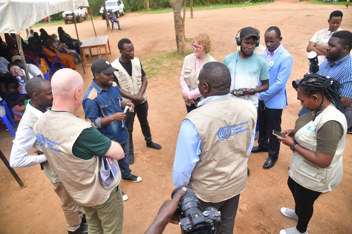 FondazioneAVSI's tweet image. #Uganda:
Today, a high @ILO delegation visited the AVSI-managed Nakivale Job Center and has interacted with hundreds of @refugee youth skilled for job readiness with funding from ILO. 
The visit was attended by: Tine Staermose, Nick Grisewood and Wellington Chibebe.