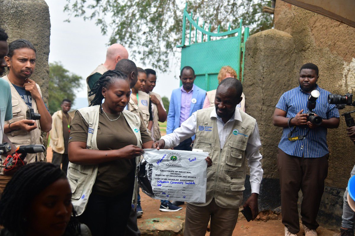 FondazioneAVSI's tweet image. #Uganda:
Today, a high @ILO delegation visited the AVSI-managed Nakivale Job Center and has interacted with hundreds of @refugee youth skilled for job readiness with funding from ILO. 
The visit was attended by: Tine Staermose, Nick Grisewood and Wellington Chibebe.