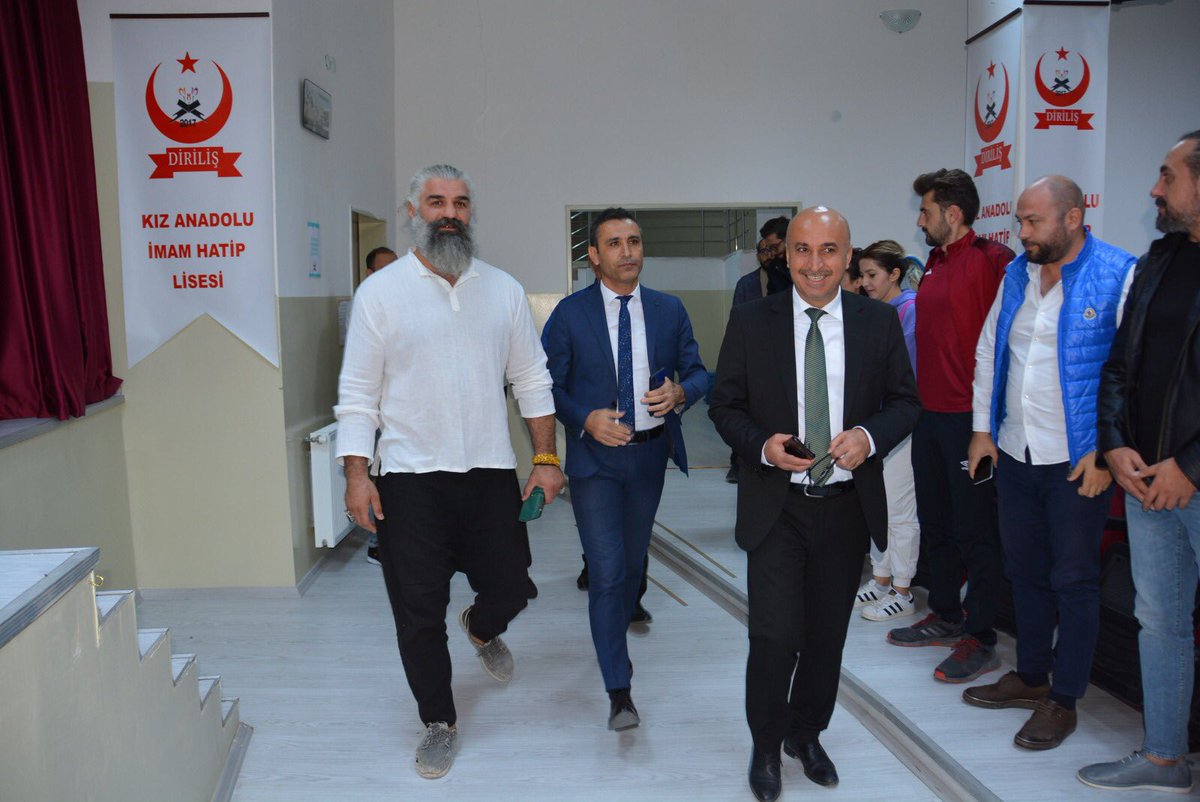 kaihl50's tweet photo. Milli Sporcu,oyuncu @Atilla_Guzel öğrencilerimizle buluştu.Bu keyifli ve eğlenceli söyleşiyi sağlayan Gençlik ve Spor Müdürümüz Sayın  @Muhsinozdemir50 ve Milli Eğitim Müdürümüz Sayın @MemetPolat0247’ye teşekkür ederiz... @nevsehirmem https://t.co/BxvHbJDAeF