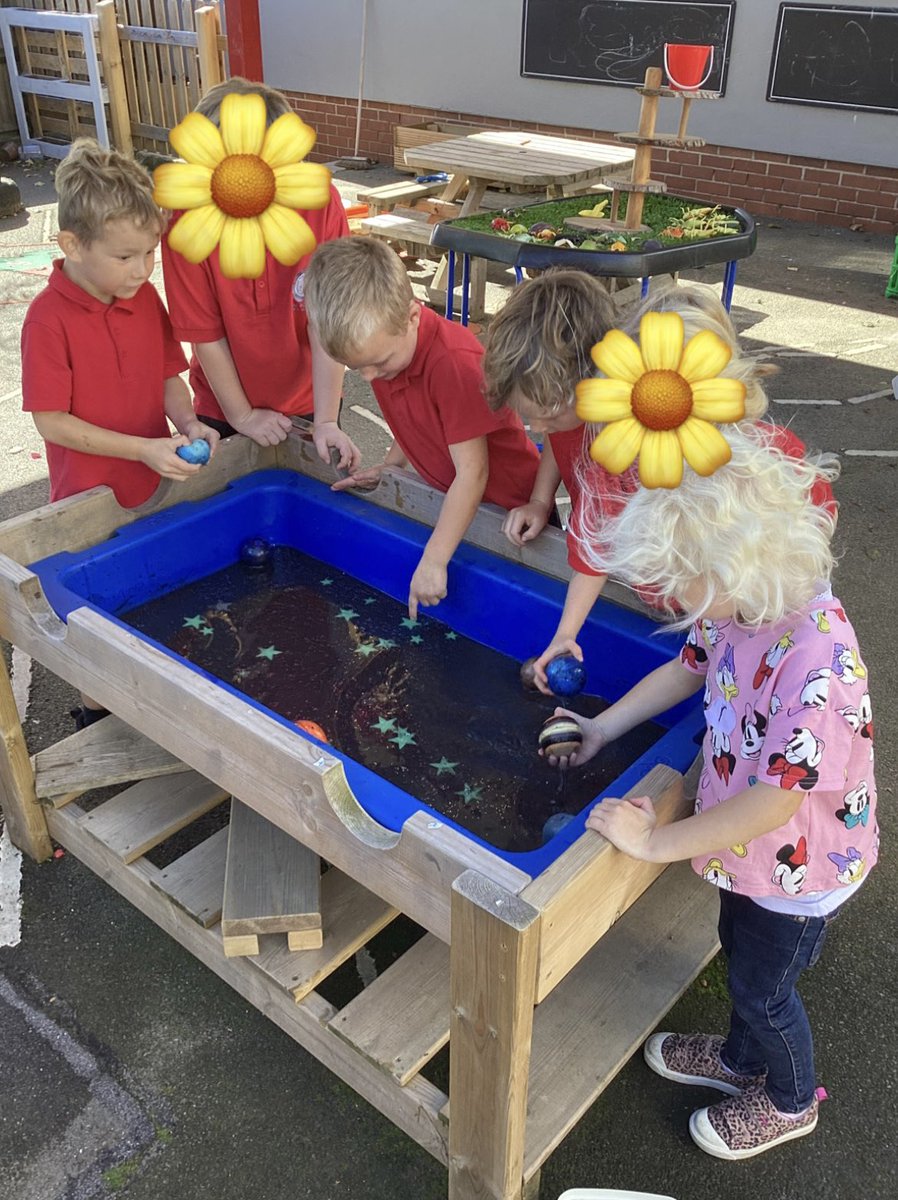 misscose1's tweet image. Planet and stars sensory play - My class had a brilliant time celebrating World Space Week! 🪐🌎⭐️ #WorldSpaceWeek2022 #edutwitter @WAlvingtonLAP