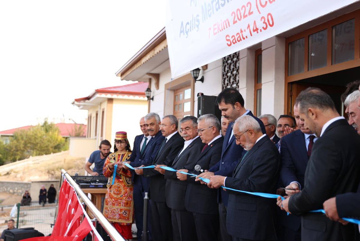 İlk Evim İlk İş Yerim projemizle Sivas’ımıza tam 2.506 yeni yuva, 1.300 konutluk arsamızı kazandıracağız. 

Bunlardan 200’ünü inşa edeceğimiz Suşehri ilçemizde bugün hemşehrilerimizle buluştuk. 

Aydınlar’da da TOKİ Örnek Köy’ümüzü açtık. 🗝

📍Sivas