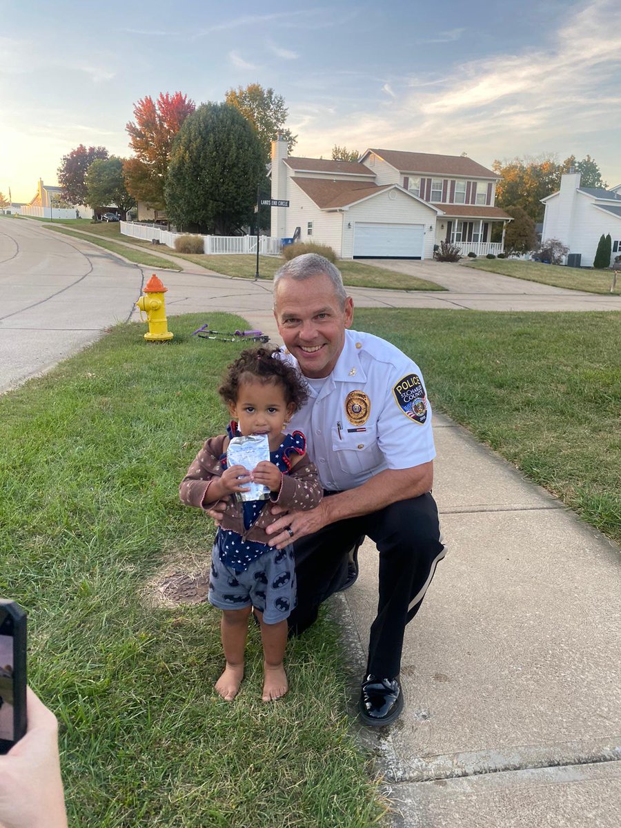 SCCMOPD's tweet image. We love our WALK &amp;amp; TALK events. Check out these great pics from our evening in Harvester Township. #SCCPDCommunity