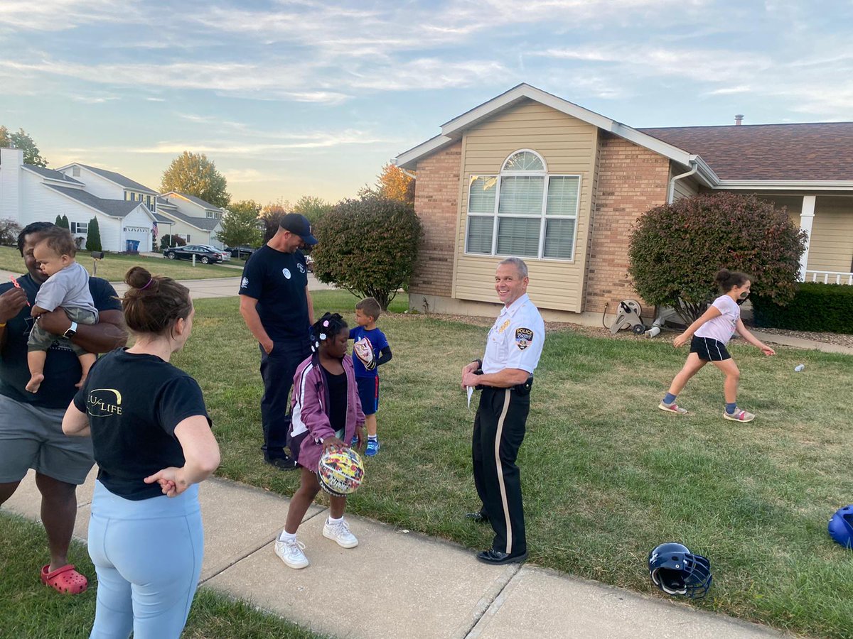SCCMOPD's tweet image. We love our WALK &amp;amp; TALK events. Check out these great pics from our evening in Harvester Township. #SCCPDCommunity