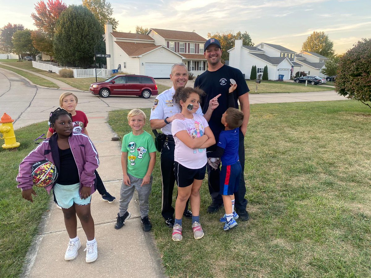 SCCMOPD's tweet image. We love our WALK &amp;amp; TALK events. Check out these great pics from our evening in Harvester Township. #SCCPDCommunity