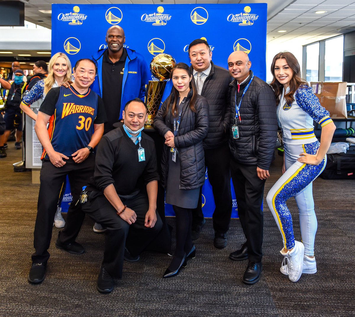 @Auggiie69 @sychew51 @annie54c SFO employees were happy that the Warriors championship trophy made an appearance at gate F12. They also loved seeing Adonal Foyle!! #wheregoodleadstheway #teamsfo
