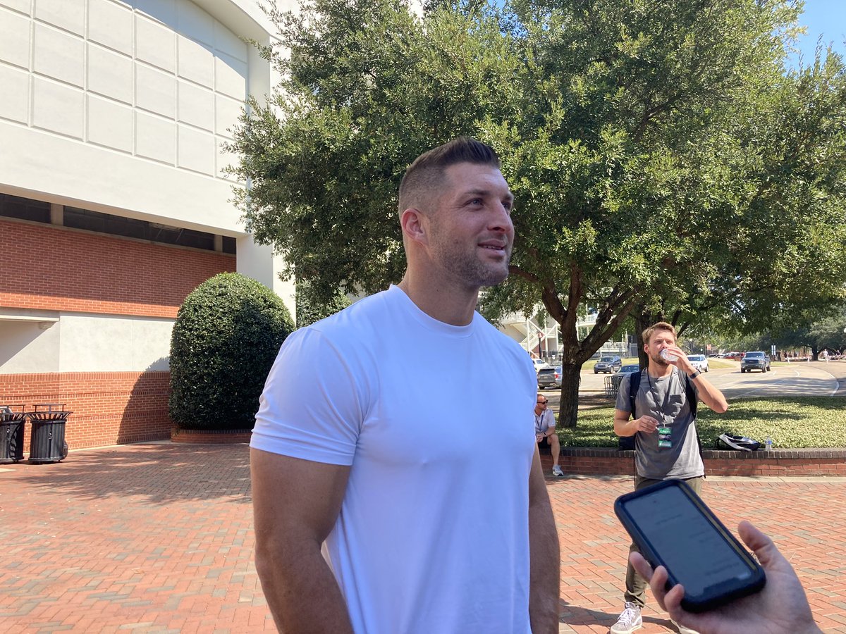 Theo_DeRosa's tweet photo. Tim Tebow says Starkville is one of the most underrated places in the country. https://t.co/EEo5rflKer