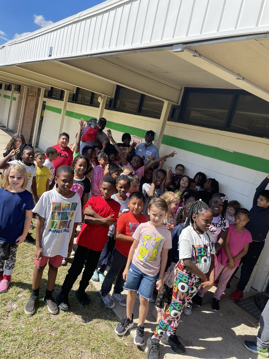 WilliamsT2nd's tweet photo. We finally gave the custodians their gifts from 2nd grade 💕 @Scurlockbears @HokeCoSchools https://t.co/Nt48iVnf08