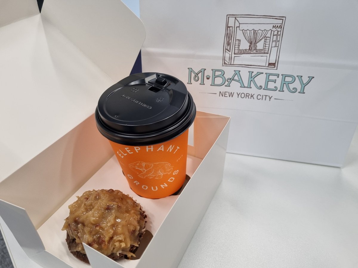lettersfrmMari's tweet photo. Here's to Friyay ☕️🧁
@MBakery_PH @elephantgrounds
#coffee #cupcake #mbakery #elephantgrounds #flatwhite #germanchocolatecupcake https://t.co/f9XkpXh3bR