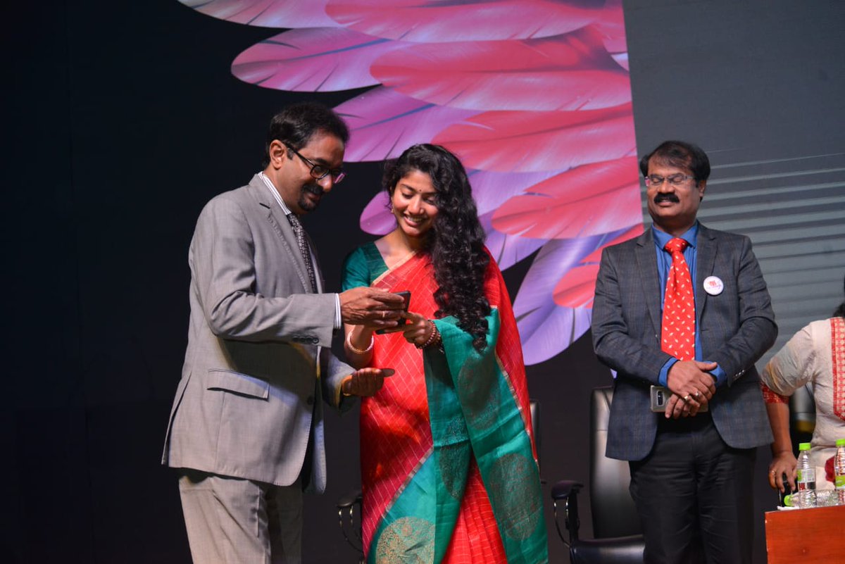 SaipallaviFC's tweet photo. 8. #SheMpower : An Initiative of Society for Cyberabad Security Council In this initiative program @Sai_Pallavi92 n CP Sajjanar Launches the She safe App For Women's ♥️

9. #SaiPallavi oftenly visits her Avila convent School n participates school events♥️ (6/n) https://t.co/Zsbj79UH74