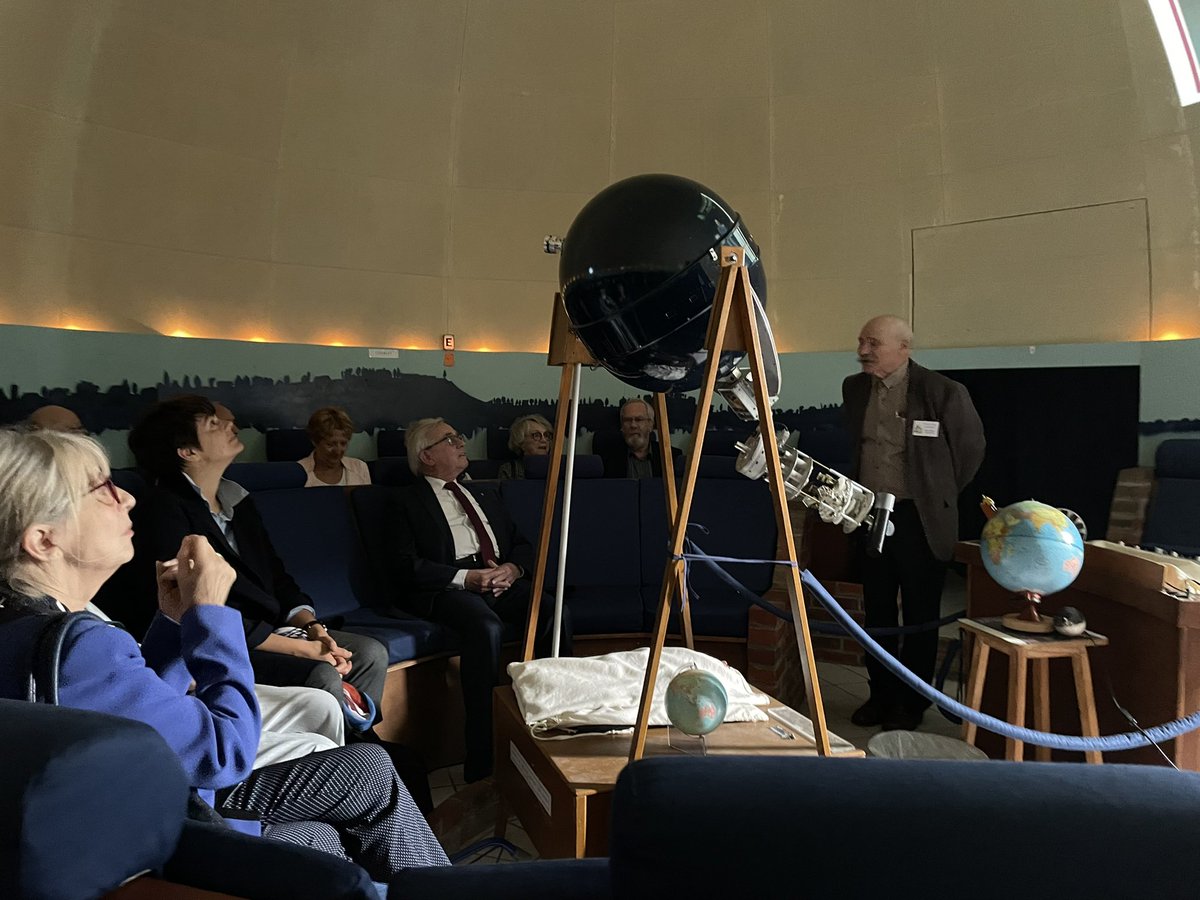 DaugeValerie's tweet photo. Le #planétarium Georges Sand à Châtellerault fête ses 30 ans. Il est le seul en France à être dans un #collège,une improbable réalisation soutenue par René Monory #visionnaire de l’époque #CD86 #partenaire. Le temps d’une séance nous avons été au plus près des étoiles 💫✨ https://t.co/zdRNcc9dne