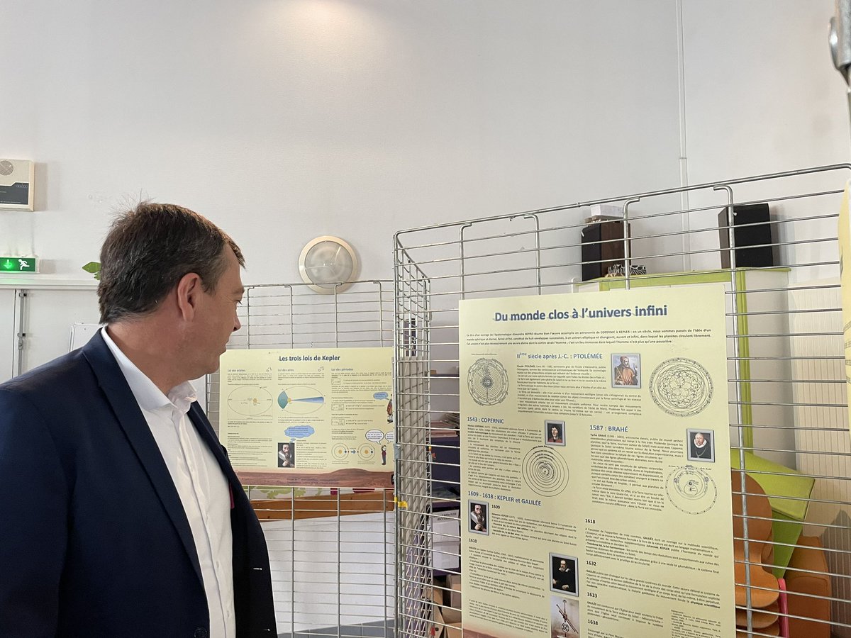 DaugeValerie's tweet photo. Le #planétarium Georges Sand à Châtellerault fête ses 30 ans. Il est le seul en France à être dans un #collège,une improbable réalisation soutenue par René Monory #visionnaire de l’époque #CD86 #partenaire. Le temps d’une séance nous avons été au plus près des étoiles 💫✨ https://t.co/zdRNcc9dne