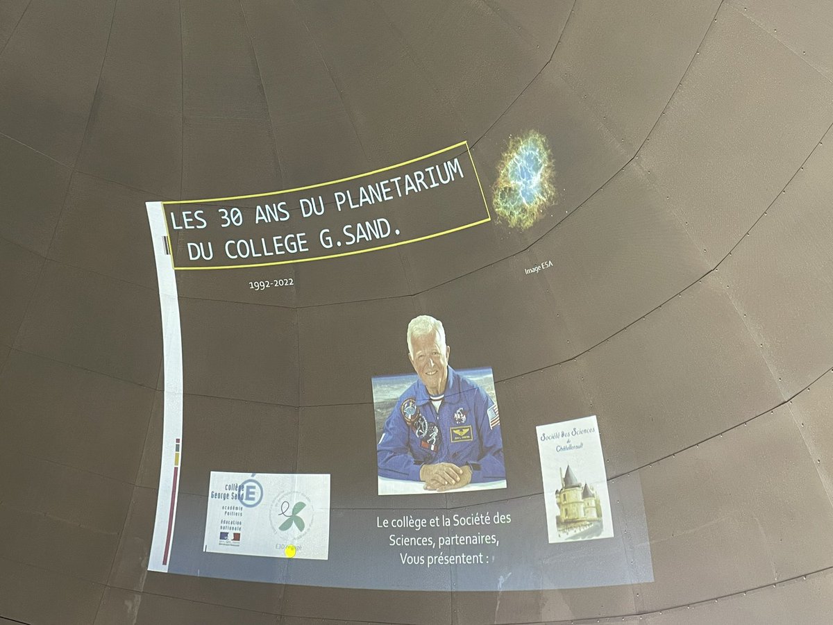 DaugeValerie's tweet photo. Le #planétarium Georges Sand à Châtellerault fête ses 30 ans. Il est le seul en France à être dans un #collège,une improbable réalisation soutenue par René Monory #visionnaire de l’époque #CD86 #partenaire. Le temps d’une séance nous avons été au plus près des étoiles 💫✨ https://t.co/zdRNcc9dne