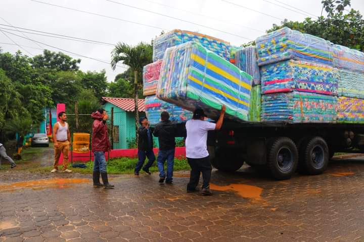 NicaSoberana's tweet photo. Gobierno de #Nicaragua a través de CD - Sinapred envía avituallamiento a Nuevas Guinea, esto luego que se diera a conocer el fenómeno meteorológico que se desplaza por el Mar Caribe, permitiendo de esta forma estar preparados ante cualquier  eventualidad. 
#2022PuebloVictorioso https://t.co/HgoEy3y1c4