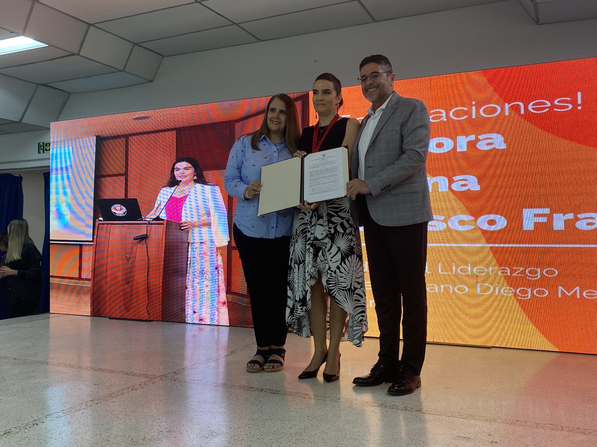 usantiagodecali's tweet photo. #AEstaHora | En la USC se hace la entrega a la doctora Lorena Sofía Velasco de la medalla de Liderazgo Vallecaucano Diego Mejía Castro. 

@RUPIVColombia @secgeneralvalle @CodectiCol https://t.co/iSv23GYvXx