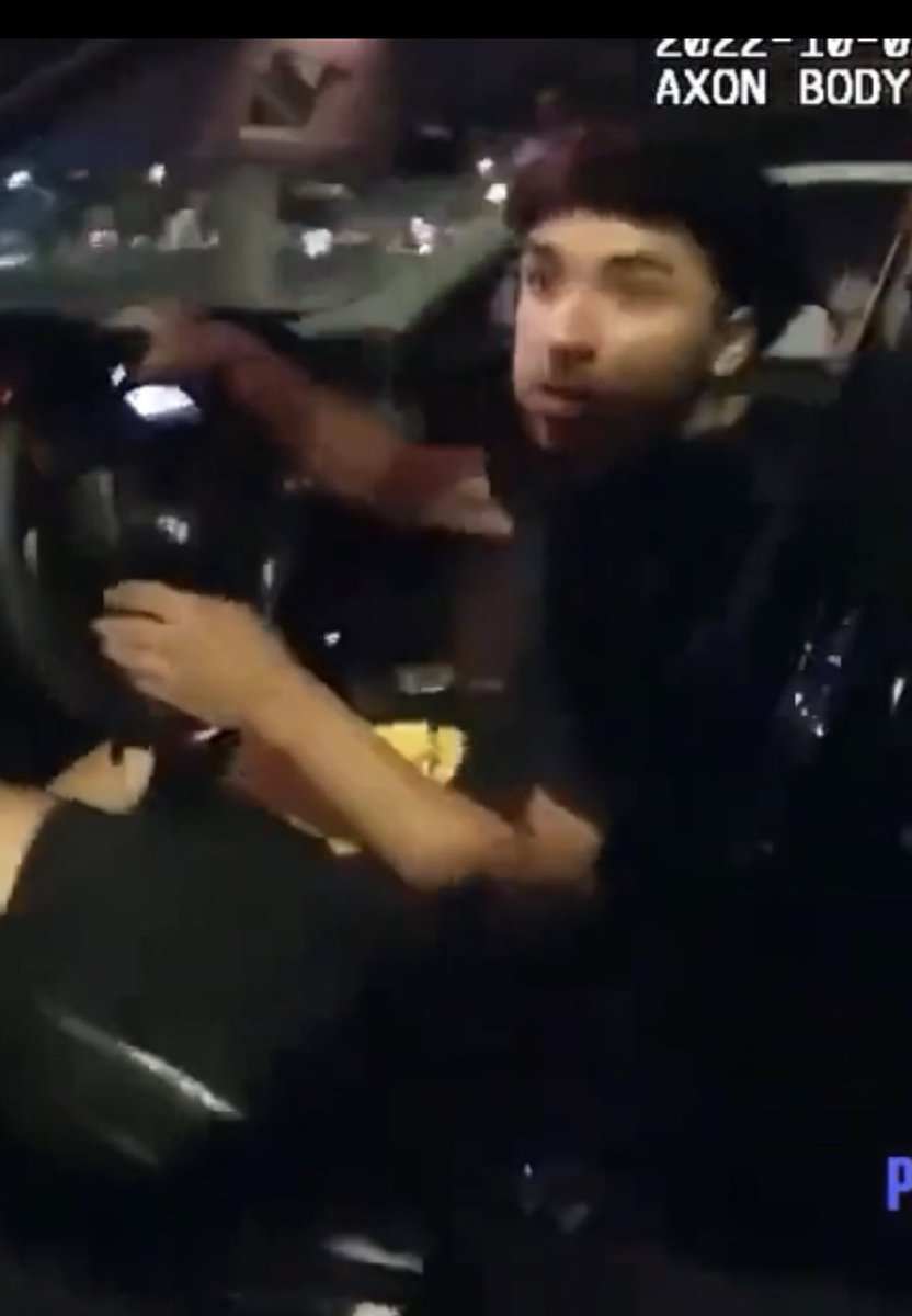 ScottHa29660848's tweet photo. @The_Real_Fly This is literally the moment the pig starts opening fire. Both hands on the steering wheel and hamburger in his lap with food in his mouth.  Fucking murderer cops trained to kill kill kill. https://t.co/T6SFarQ4Y2