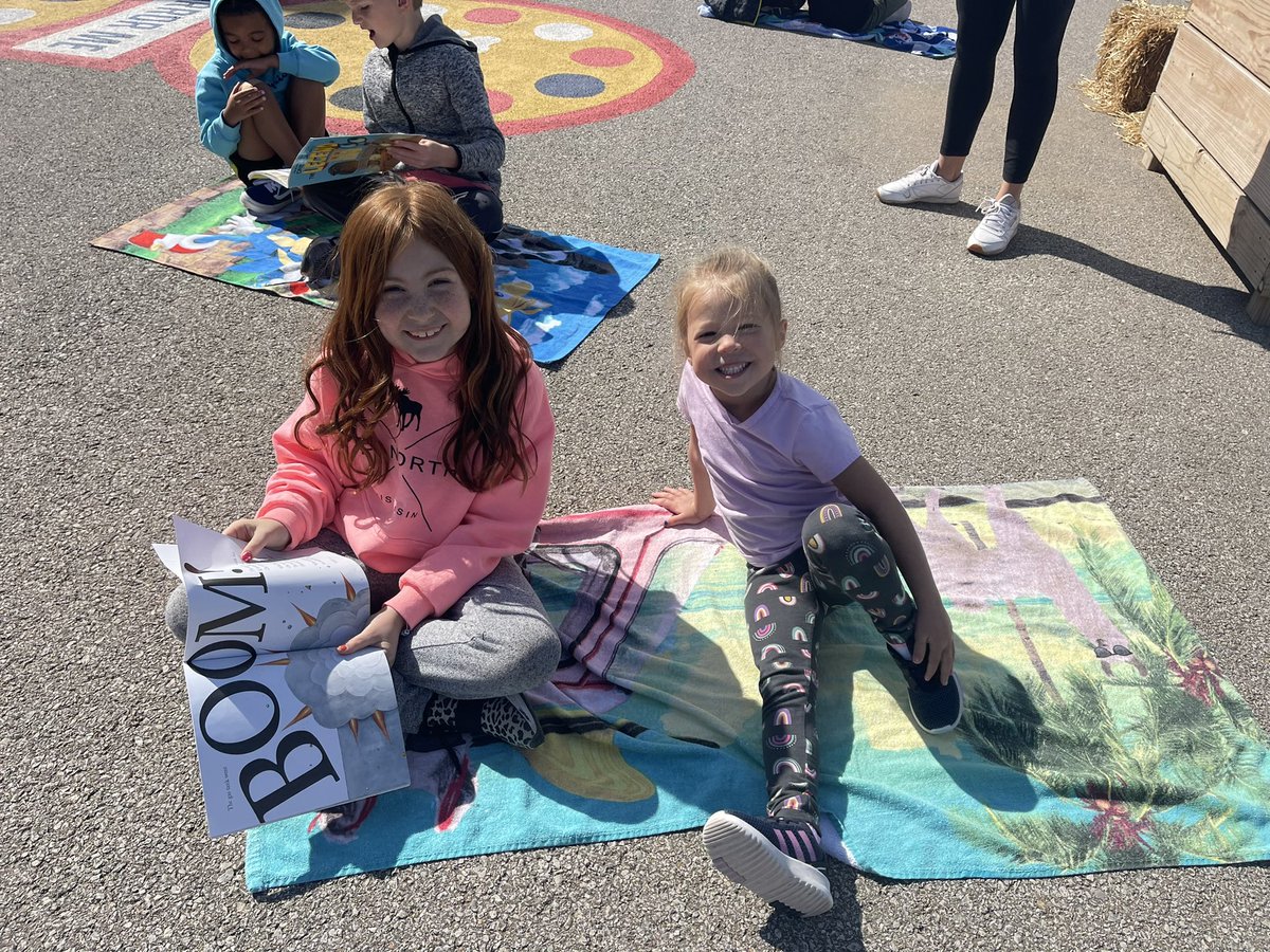 LHLionsSMSD's tweet photo. This makes my heart smile!!!  Our kindergarten lions love spending time with their third grade mentors! https://t.co/2aHzAQWR2r