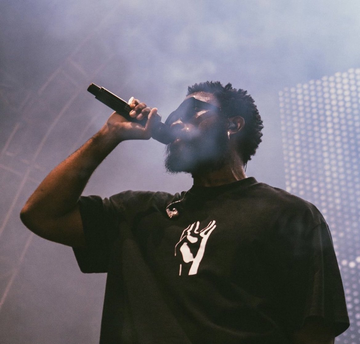 DAMSOWORLD's tweet photo. 🚨 DAMSO annonce qu’il a préparé une DINGUERIE pour la tournée !🤯

Ceux qui n’ont pas encore prit leur place c’est vraiment la dernière chance, la guerre va commencer.⏳ https://t.co/0q2MP5P957