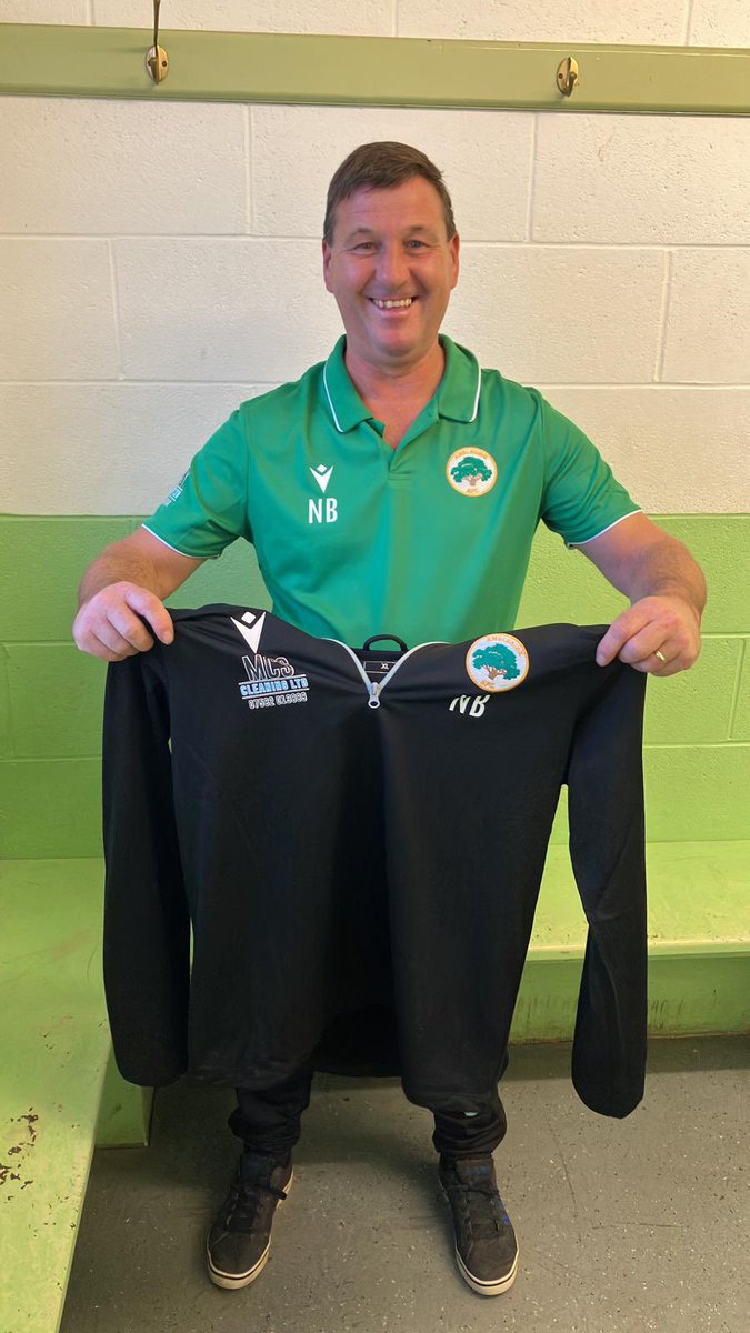 Tracksuit day for the boys, thanks again to our sponsor &amp; to <a href="/EastMacron/">Ai Sport</a> for kitting us out, we have one happy very gaffer #bloater 🙌🏻⚽️🌳