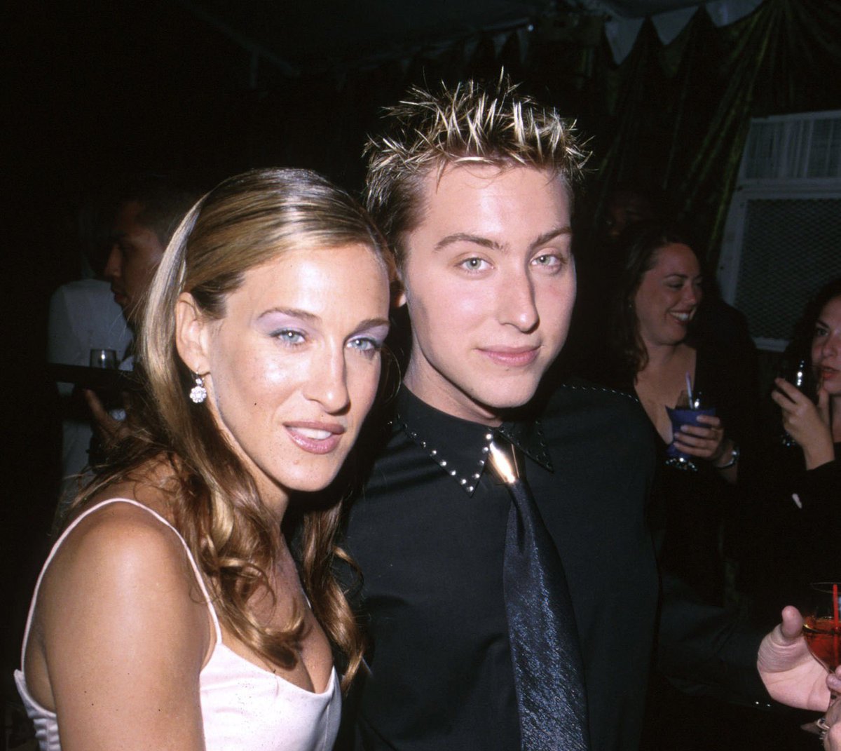 LanceBassLove's tweet photo. Happy #FrostedTipsFriday! β¨
Hereβs a #FlashbackFriday to 2000 of Lance and Sarah Jessica Parker at the HBO Emmys after party. β€οΈ
#LanceBass #NSYNC #SarahJessicaParker #FBF https://t.co/rbw3PApYTt
