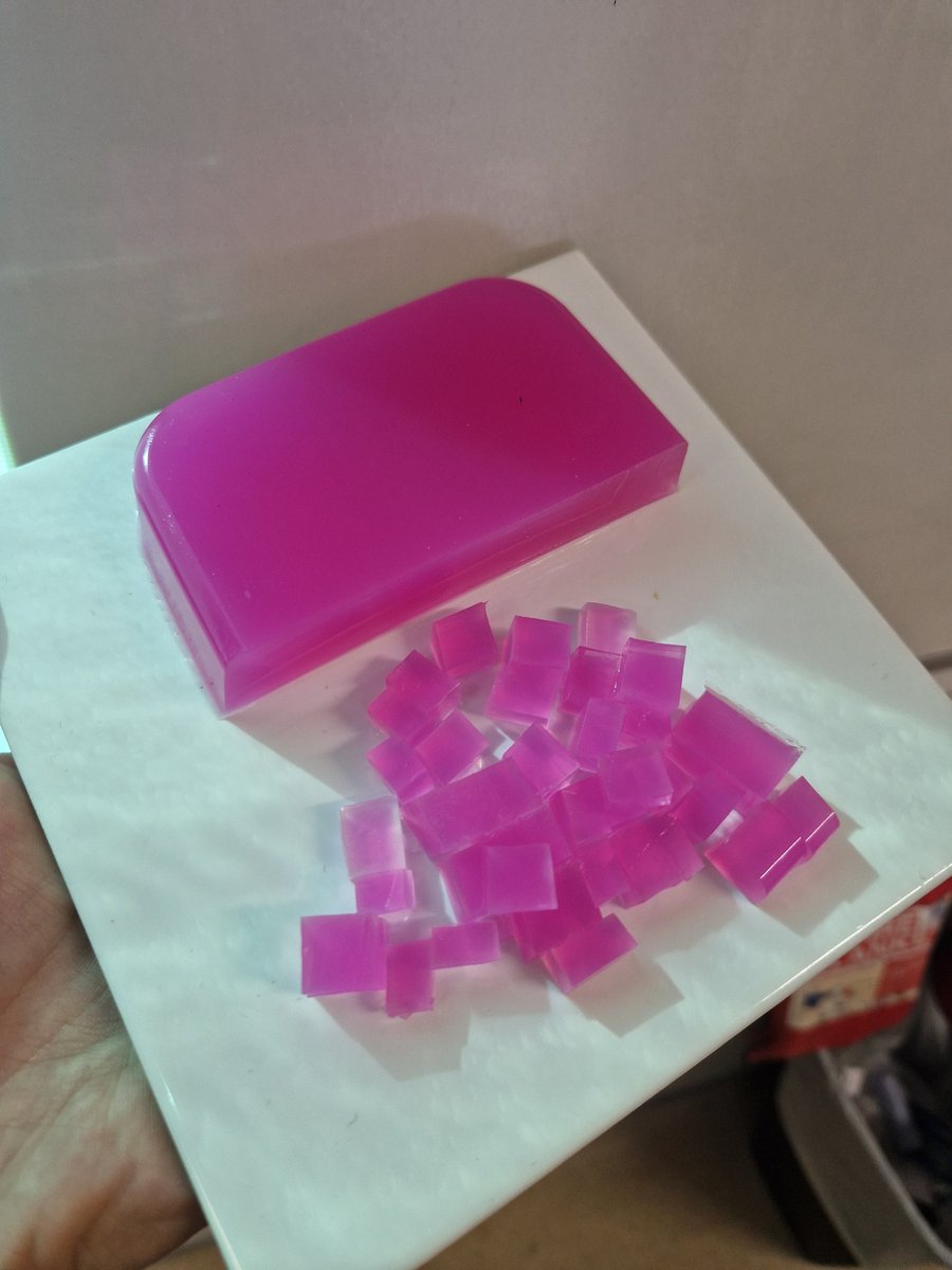 MissKForbes's tweet photo. Y11 Biology separates class today demonstrating diffusion and rate of reaction with pink agar jelly! 💟 #Biology #GCSE #CellTransport #Science https://t.co/q7WmQGaC0U