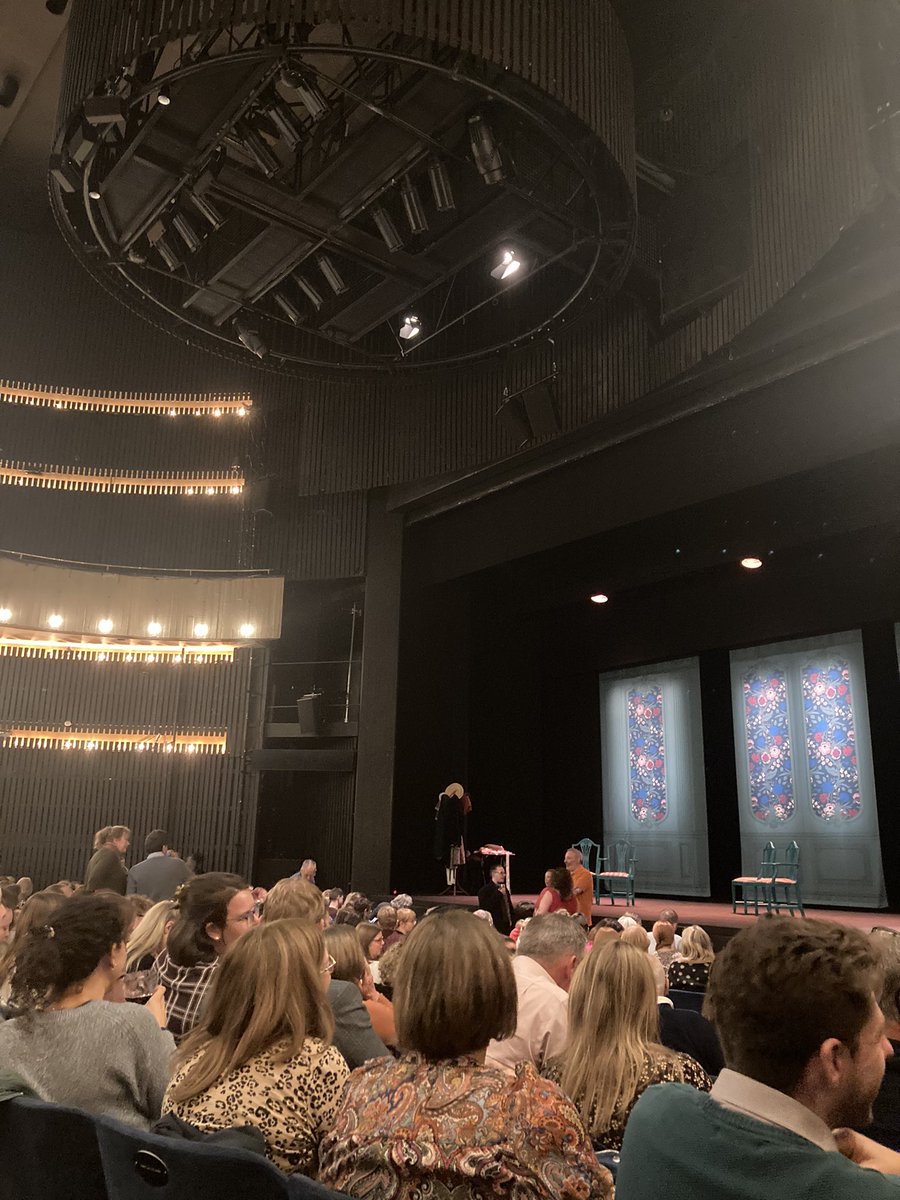 Jennie loves books tweet media