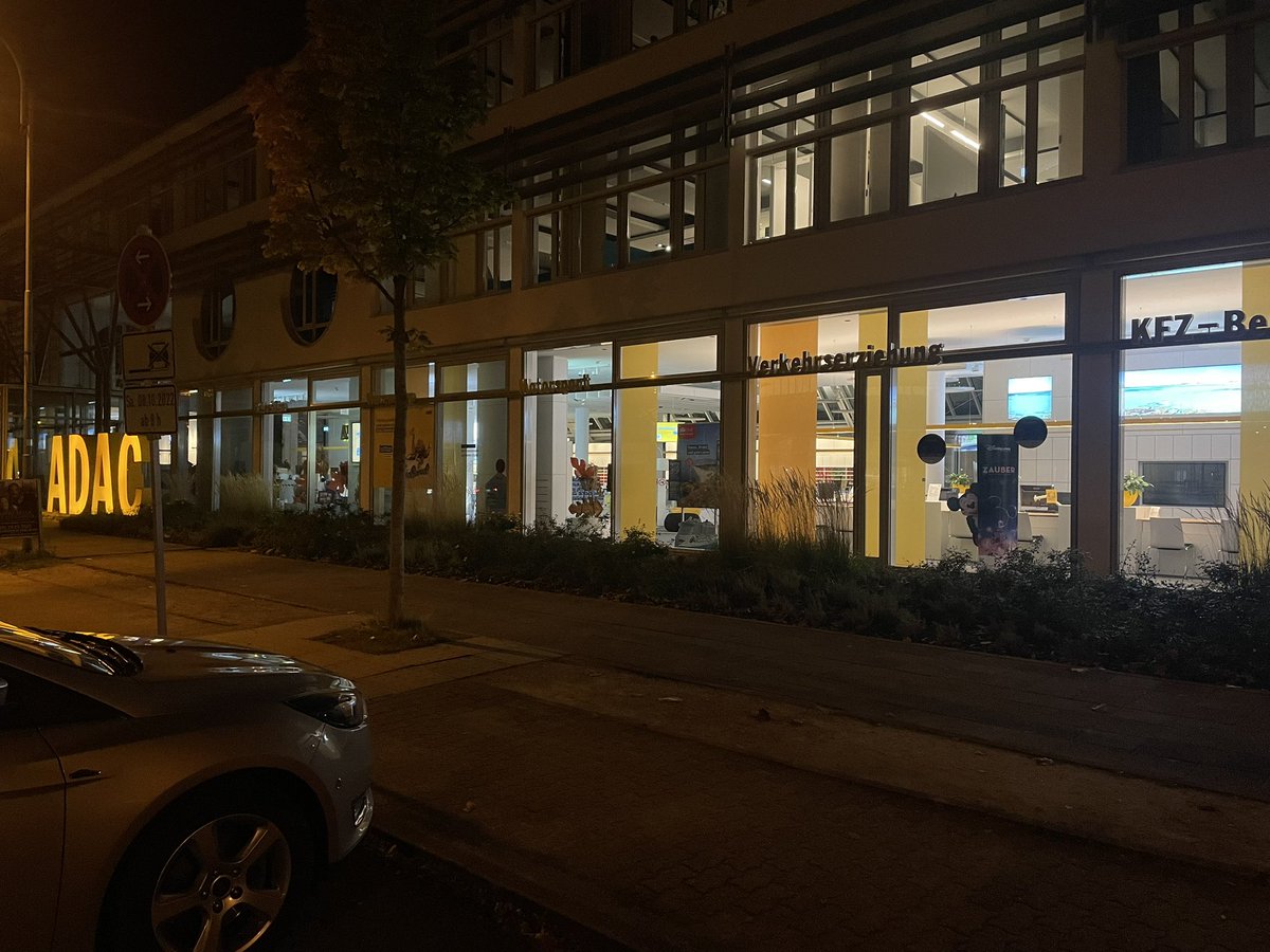 uberhusband's tweet photo. Stromsparen wird beim @ADAC nicht wirklich beachtet. #Karlsruhe 20Uhr. https://t.co/ZzLEVb73pz