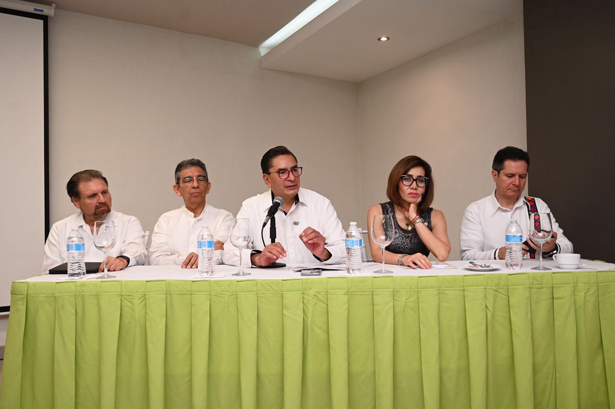 RAMOSCAMPIRAN's tweet photo. Hoy en Merida, Yucatan,  Mexico, les platiqué a mis compañeros Notarios de esta entidad, sobre el tema “Contratos de Promesa”, agradezco a mi amigo Héctor Victoria Maldonado, y un gusto coincidir con mi amiga Guadalupe Diaz, @gdcoax @notariosdmexico https://t.co/Cux7YmJb37