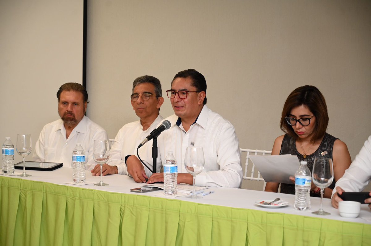 RAMOSCAMPIRAN's tweet photo. Hoy en Merida, Yucatan,  Mexico, les platiqué a mis compañeros Notarios de esta entidad, sobre el tema “Contratos de Promesa”, agradezco a mi amigo Héctor Victoria Maldonado, y un gusto coincidir con mi amiga Guadalupe Diaz, @gdcoax @notariosdmexico https://t.co/Cux7YmJb37