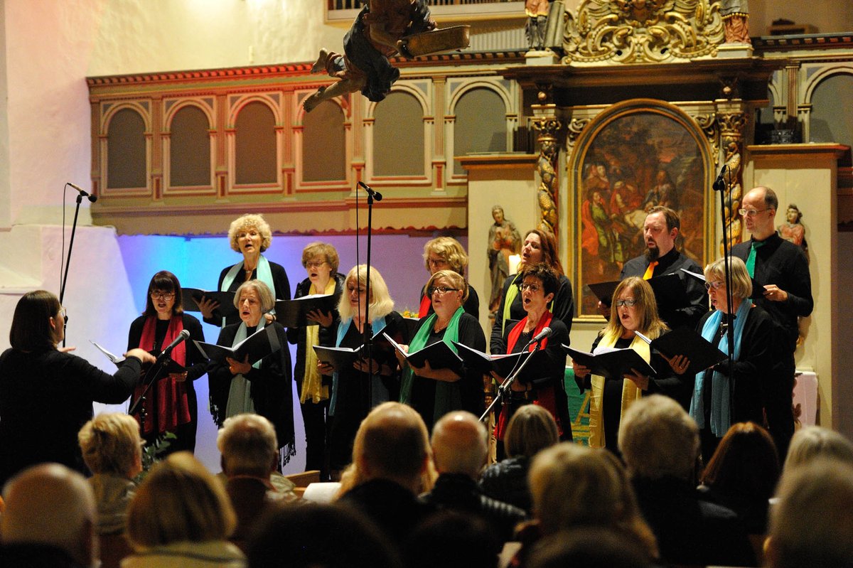 EKVlotho's tweet photo. Fröhlich ist die Stimmung in #StStephan. Der #Gospelchor „Good News“ hat sein zehnjähriges Bestehen mit einem #Jubiläumskonzert gefeiert. Rückblick auf den Jubiläumsabend: https://t.co/UxW5ikiu2H https://t.co/lj0hInhv3u