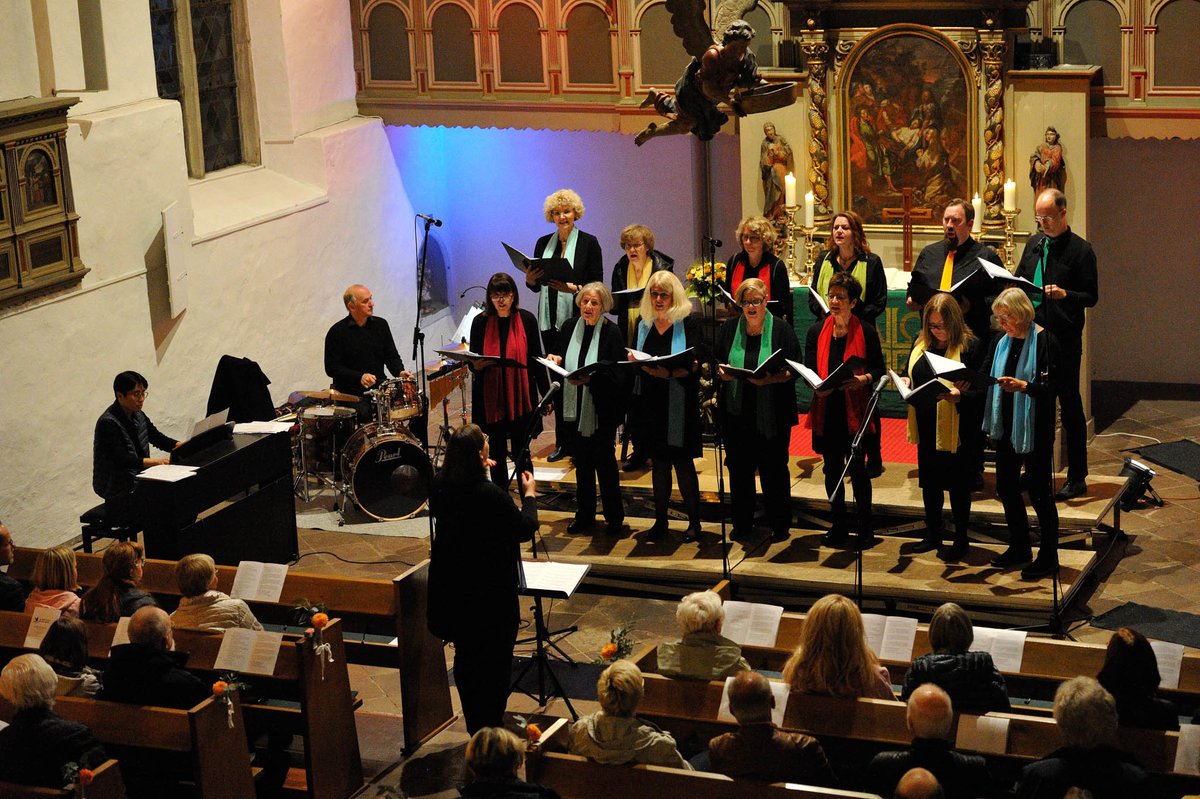 EKVlotho's tweet photo. Fröhlich ist die Stimmung in #StStephan. Der #Gospelchor „Good News“ hat sein zehnjähriges Bestehen mit einem #Jubiläumskonzert gefeiert. Rückblick auf den Jubiläumsabend: https://t.co/UxW5ikiu2H https://t.co/lj0hInhv3u