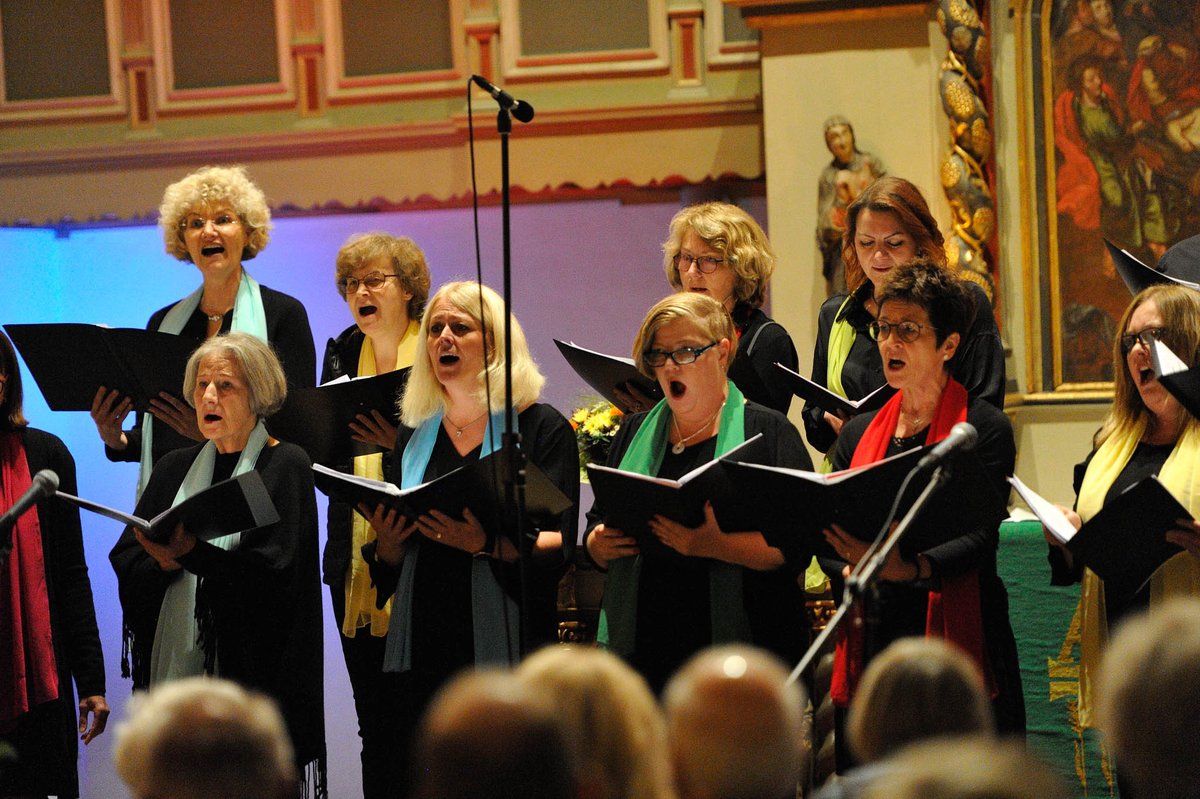 EKVlotho's tweet photo. Fröhlich ist die Stimmung in #StStephan. Der #Gospelchor „Good News“ hat sein zehnjähriges Bestehen mit einem #Jubiläumskonzert gefeiert. Rückblick auf den Jubiläumsabend: https://t.co/UxW5ikiu2H https://t.co/lj0hInhv3u