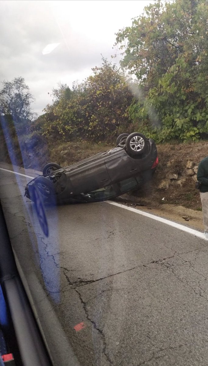 Cauen 4 gotes i accident a la C59, son quasi sinònims.
Avui una mica més amunt del cim d’àligues.
Només cal veure a la foto l’estat de l’asfalt i la poca amplada del tram per así ar-se que aixó no és només culpa de la pluja
#C59 <a href="/territori/">Societat Catalana d'Ordenació del Territori (SCOT)</a> <a href="/AjSFCodines/">Aj.StFeliuCodines</a>