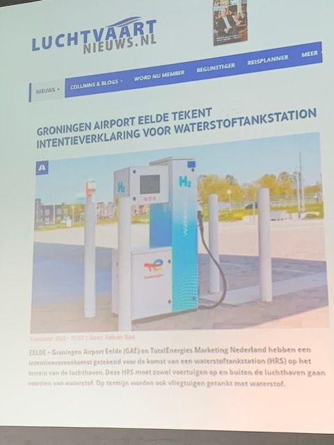 IJzebrandRijzeb's tweet photo. Veel internationale belangstelling voor interessante sessie Hydrogen Valley Airport @AirportEelde op dag twee van het congres #WindmeetsGas. De ontwikkeling van waterstof op Ariport Eelde past goed in een fossiel-vrije #groeneeconomie in Noord-NL. @provgroningen https://t.co/vnbzp44iIc