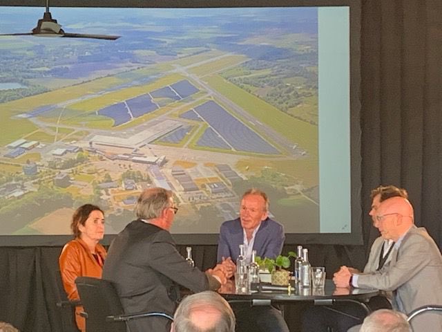 IJzebrandRijzeb's tweet photo. Veel internationale belangstelling voor interessante sessie Hydrogen Valley Airport @AirportEelde op dag twee van het congres #WindmeetsGas. De ontwikkeling van waterstof op Ariport Eelde past goed in een fossiel-vrije #groeneeconomie in Noord-NL. @provgroningen https://t.co/vnbzp44iIc