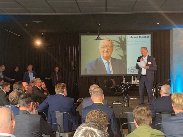 IJzebrandRijzeb's tweet photo. Veel internationale belangstelling voor interessante sessie Hydrogen Valley Airport @AirportEelde op dag twee van het congres #WindmeetsGas. De ontwikkeling van waterstof op Ariport Eelde past goed in een fossiel-vrije #groeneeconomie in Noord-NL. @provgroningen https://t.co/vnbzp44iIc