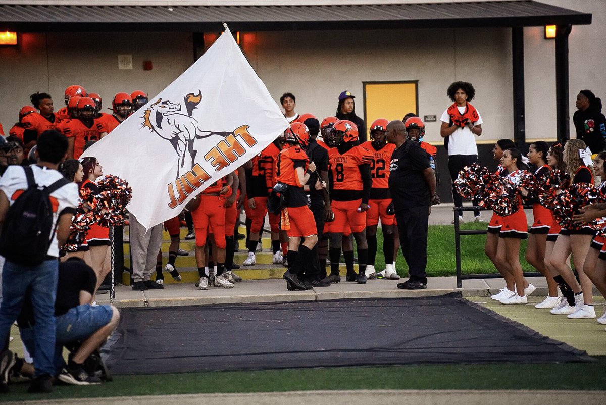 TheeCoachSuso's tweet photo. ITS GAMEDAY 🏈‼️ against defending league champs ‼️ Time to Show up Show out ‼️ It’s going to be a shootout #1 running back in the league vs # 1 quarterback just know my back play both sides and a dawg with or without the ball 🏈🤫😈 he coming ‼️ @JaylenJoyce04 https://t.co/REaWa3aFnj