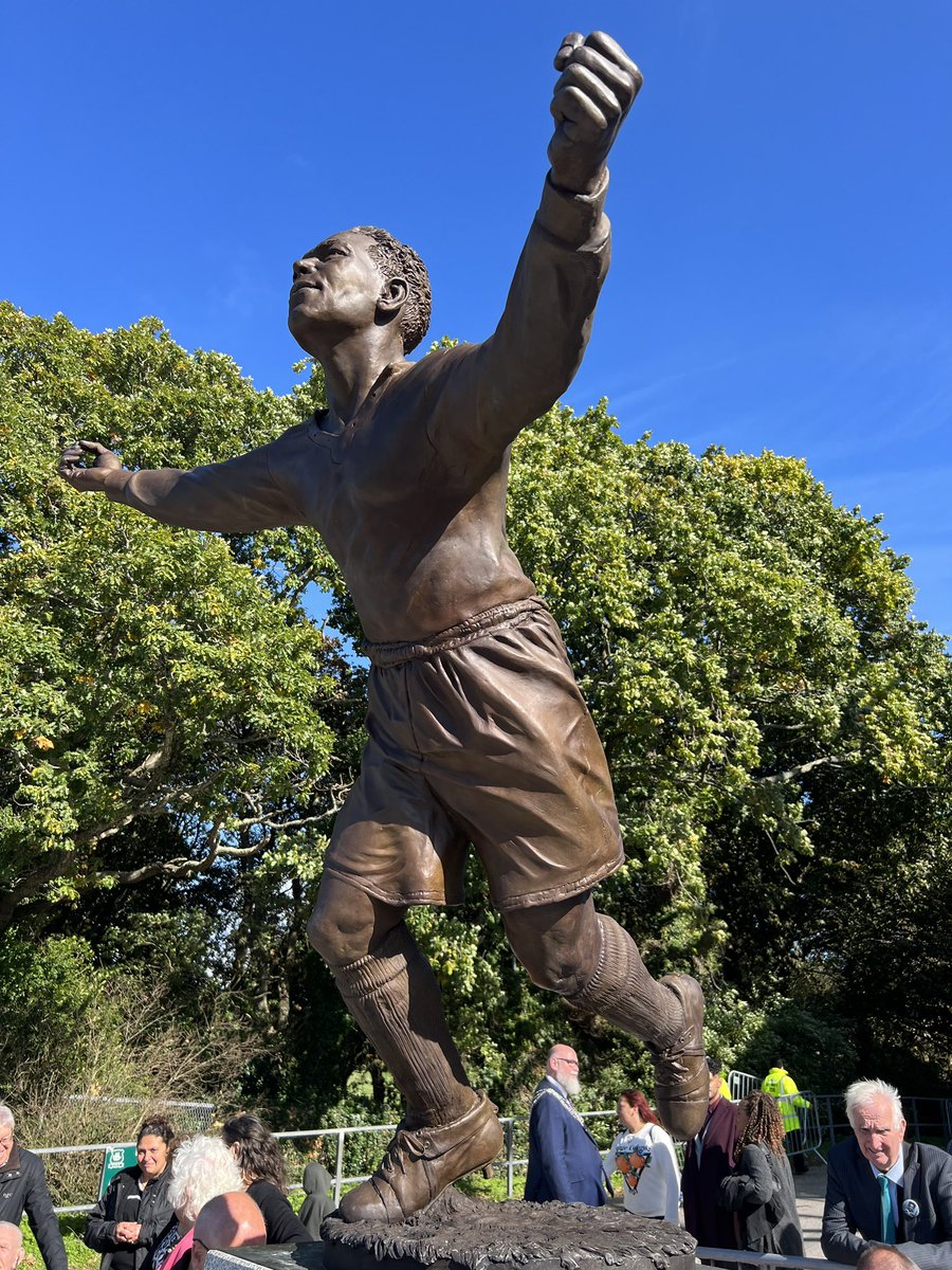 🧵 Hello #Plymouth - Do you know Jack Leslie’s story? It’s a part of our city’s history which every single person should know about.

1/8