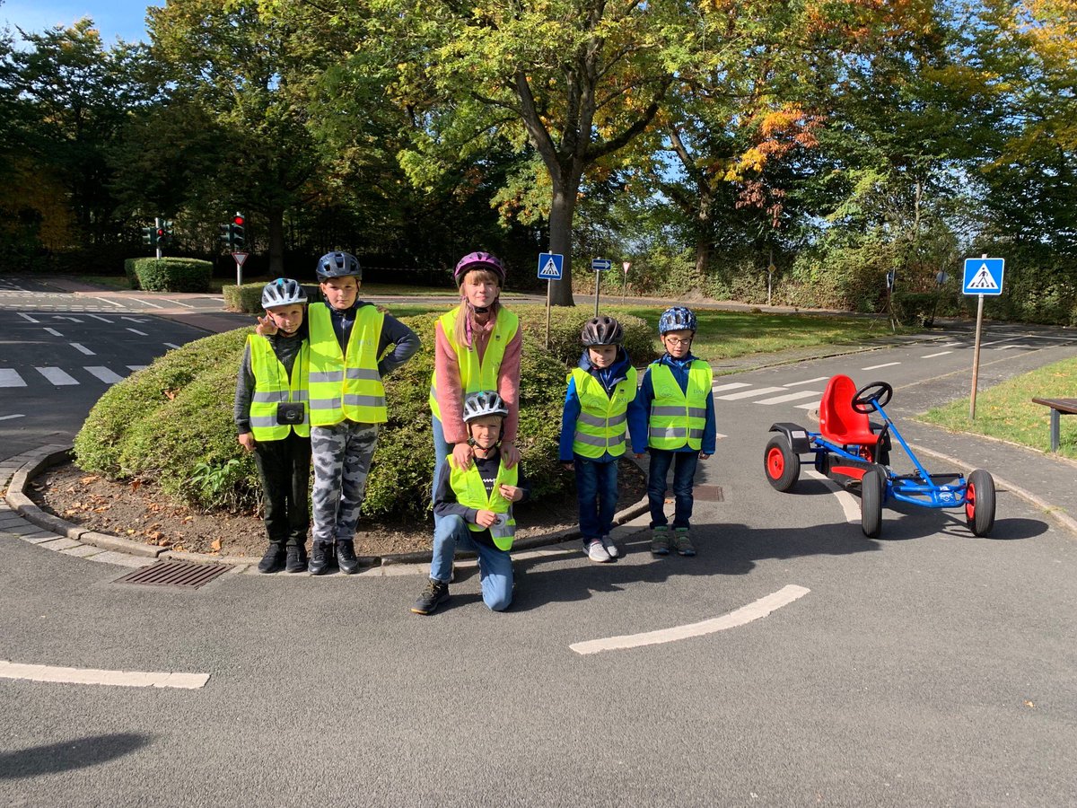 Archivar40's tweet photo. Wertvolle Unterstützung: Familien aus der Ukraine fahren in diesem Herbst sicher, sichtbar + geschützt. Der Präventionstag von #Verkehrssicherheit #Münster, #Kinderneurologiehilfe und #DMI geht erfolgreich zu Ende: Glückliche Kinder sind künftig mit Helm + Warnwesten unterwegs 👍 https://t.co/PmMRHZ40rU