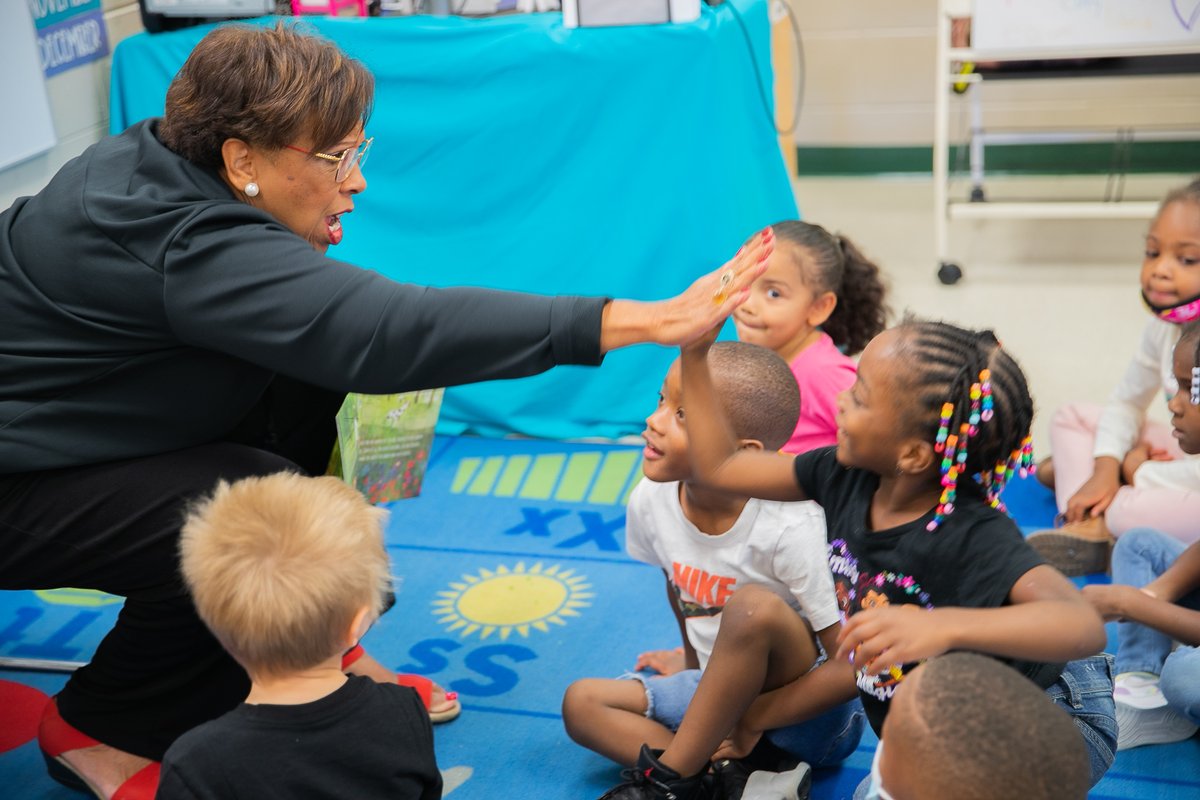 Baldwin_Cty_BOE's tweet photo. We couldn't let PreK Week end without having Superintendent Dr. Noris Price come in to read for our Early Learning Center kids! The kids had a phenomenal time learning all about Autumn with the book, "Goodbye Summer, Hello Autumn" by Kenard Pak. #GaPreKWeek #BCSDPride https://t.co/yJz788fkll