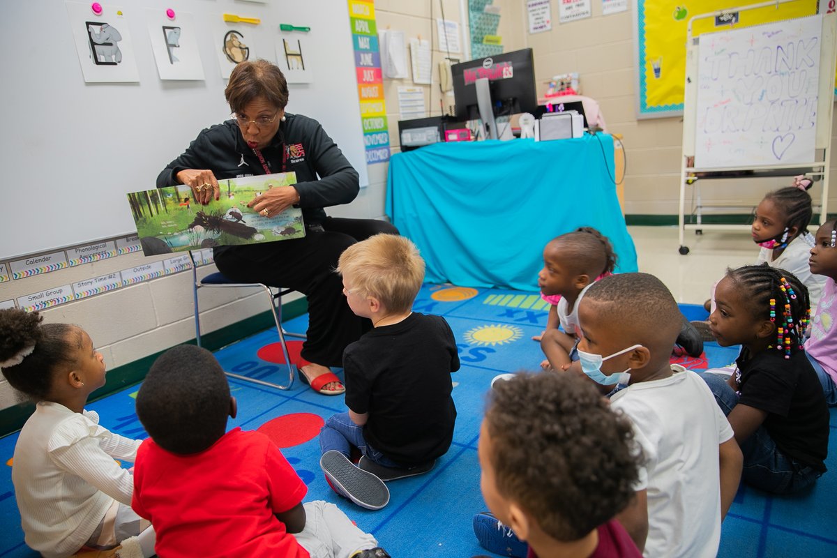 Baldwin_Cty_BOE's tweet photo. We couldn't let PreK Week end without having Superintendent Dr. Noris Price come in to read for our Early Learning Center kids! The kids had a phenomenal time learning all about Autumn with the book, "Goodbye Summer, Hello Autumn" by Kenard Pak. #GaPreKWeek #BCSDPride https://t.co/yJz788fkll
