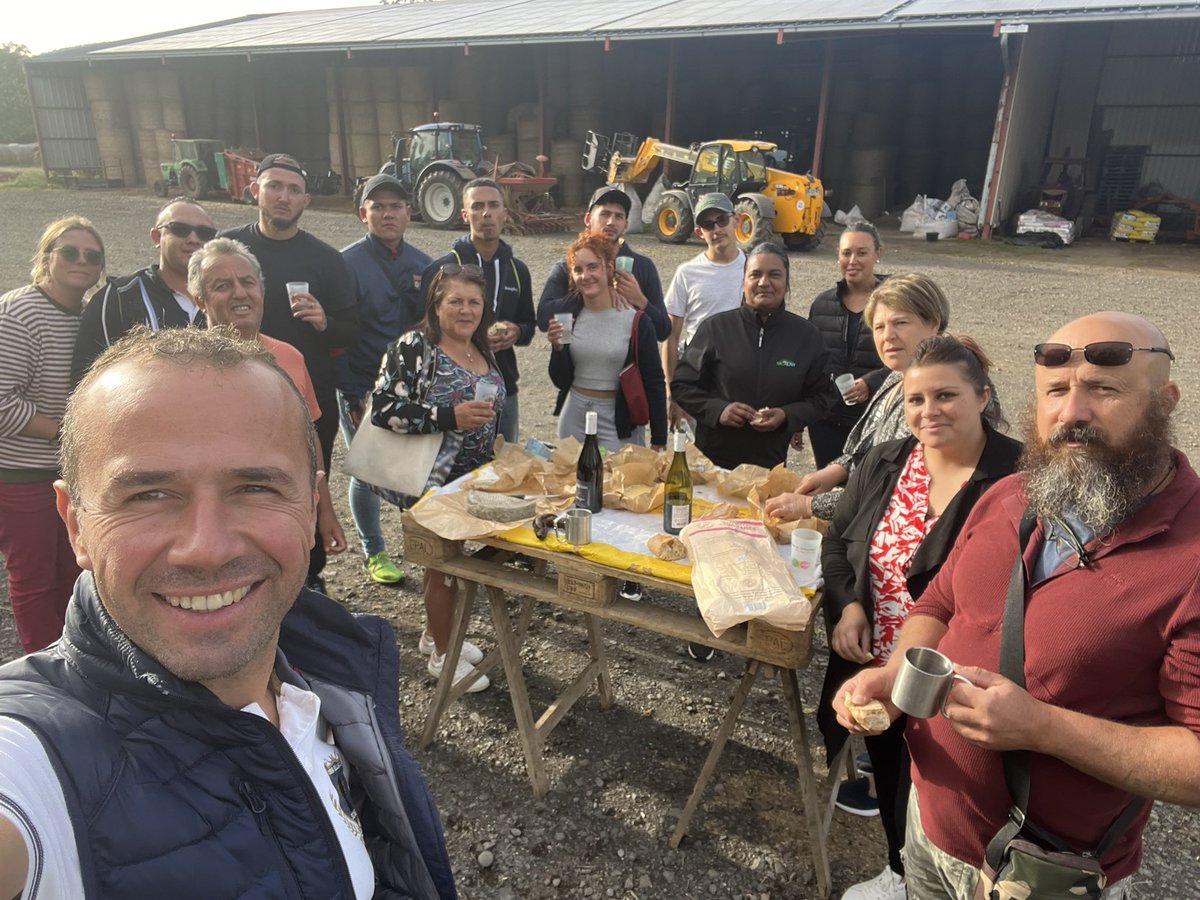 aubertjerome2's tweet photo. Visite de ma #ferme pour les producteurs de @sicalait de #îledelareunion  et dégustation de nos fromages #aop  après avoir découvert le #SommetDeLElevage @AOPlaitieres @cniel @SodiaalCoop @coop_laitieres #Ceuxquifontlelait #candia #auvergne une très belle rencontre merci à vous https://t.co/3UY2kVNLuL