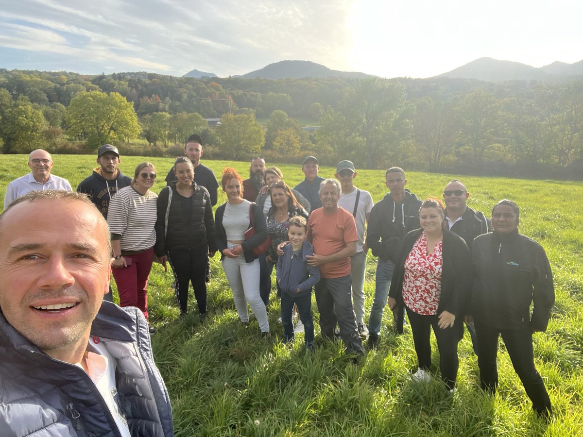 aubertjerome2's tweet photo. Visite de ma #ferme pour les producteurs de @sicalait de #îledelareunion  et dégustation de nos fromages #aop  après avoir découvert le #SommetDeLElevage @AOPlaitieres @cniel @SodiaalCoop @coop_laitieres #Ceuxquifontlelait #candia #auvergne une très belle rencontre merci à vous https://t.co/3UY2kVNLuL